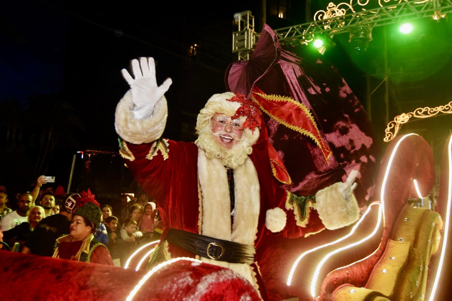 nem-a-chuva-impediu-a-realizacao-da-segunda-noite-da-parada-um-encanto-de-natal