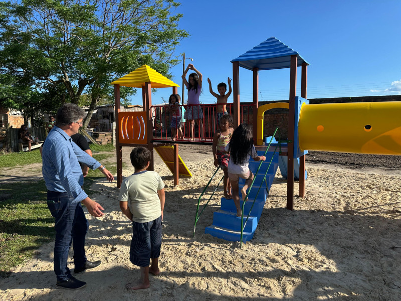 entrega-de-um-playground-no-bairro-arco-iris