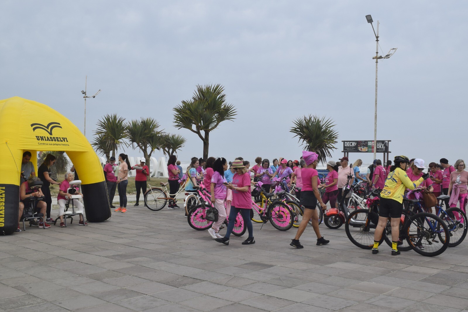 3º Bike Rosa - Participantes na beira-mar.jpeg