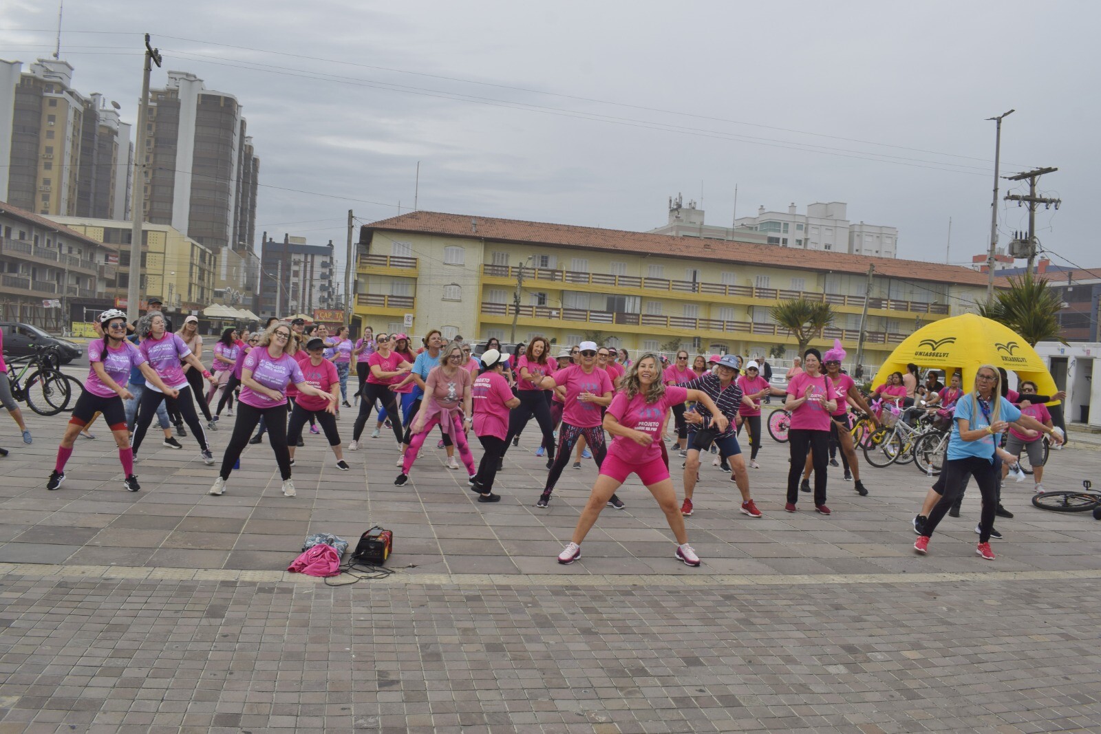 3º Bike Rosa - Participantes à beira-mar.jpeg