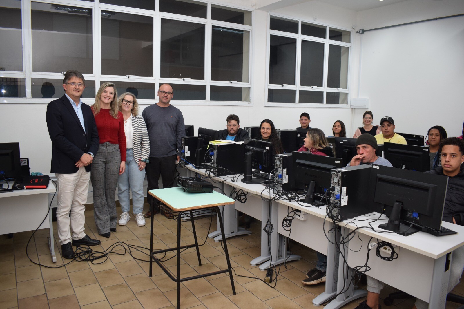 Prefeito Amauri prestigia aula do curso de Informática 2.jpeg