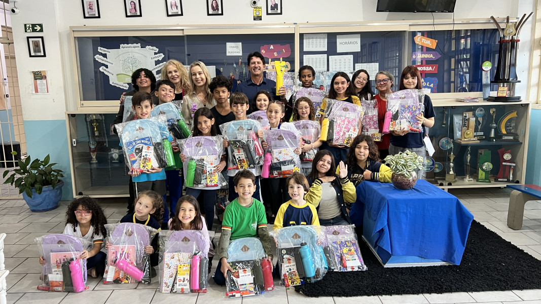 entrega-de-kits-escolares-na-escola-luiz-moschetti-em-capao-da-canoa