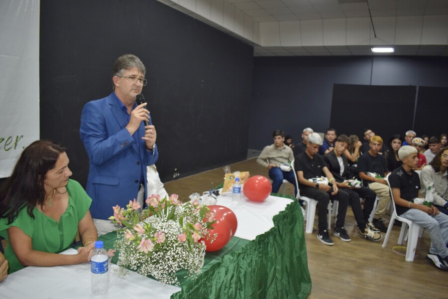 prefeito-amauri-participa-da-formatura-dos-9-anos-da-emef-mario-curtinove