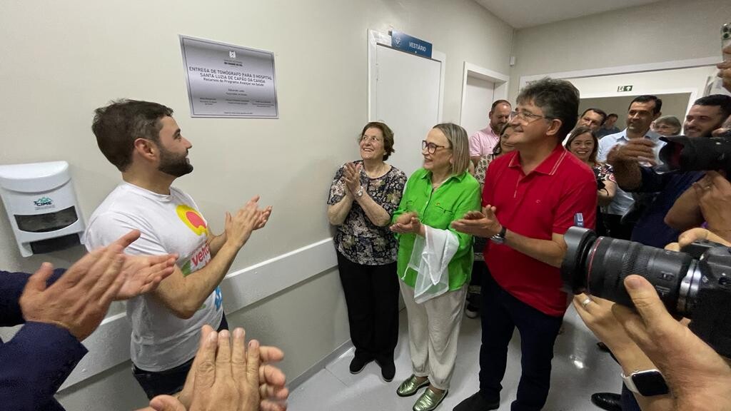 prefeito-amauri-participa-da-entrega-do-novo-tomografo-para-o-hospital-santa-luzia