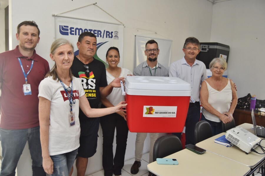 prefeito-amauri-participa-de-entrega-de-caixas-isotermicas-na-casa-do-pescador