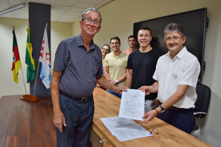 prefeito-amauri-promove-reuniao-de-trabalho-com-entidades-parceiras-do-municipio