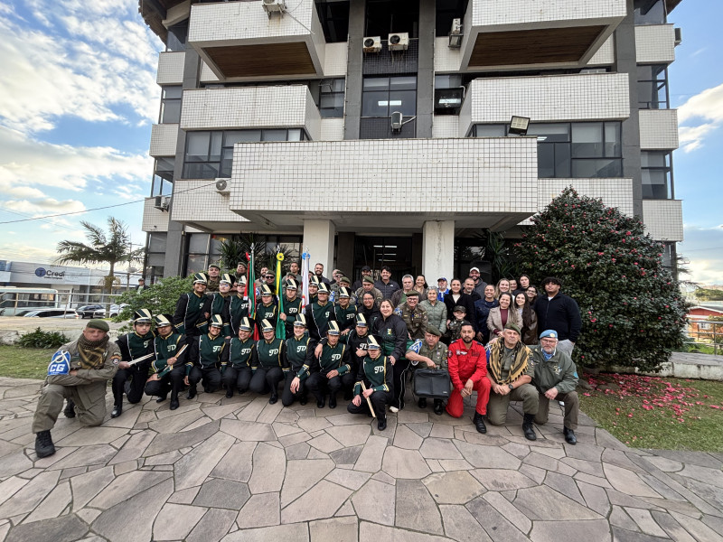 cerimonia-da-chama-simbolica-da-patria-reune-autoridades-estudantes-e-comunidade-em-frente-a-prefeitura-de-capao-da-canoa
