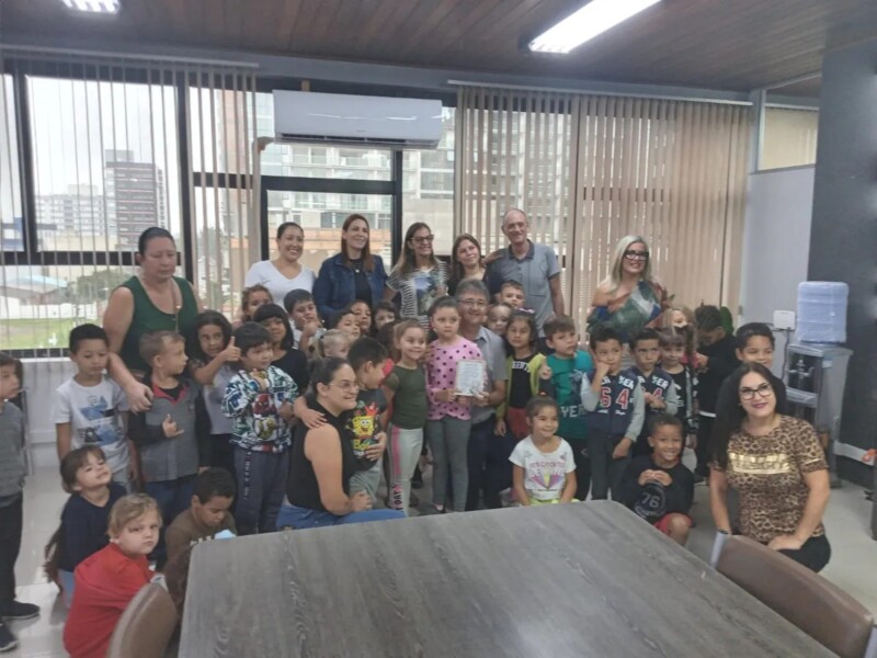 prefeito-amauri-recebe-visitas-da-emei-professora-ediane-silveira-menoti