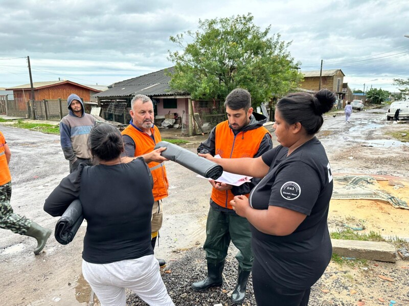 defesa-civil-entregou-lonas-cobertas-e-roupas-de-cama-para-familias-em-capao-da-canoa