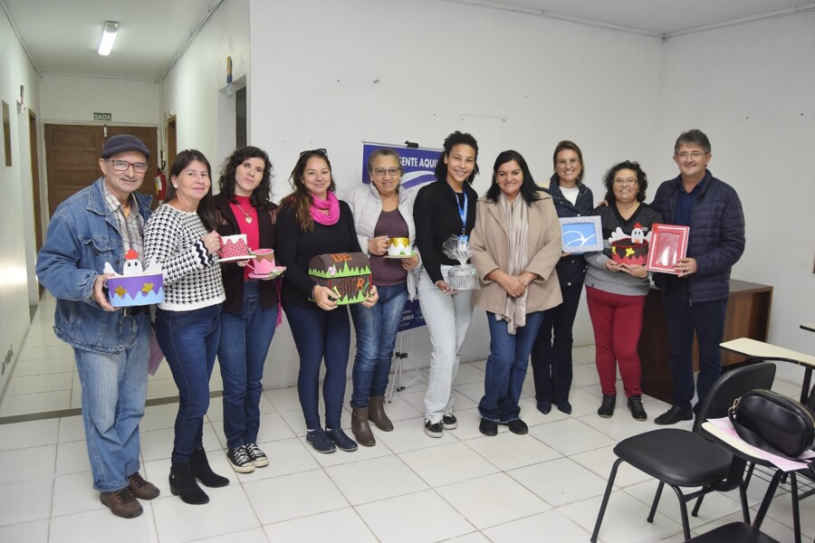 realizada-entrega-dos-certificados-da-oficina-de-decoracoes-e-utensilios-em-eva