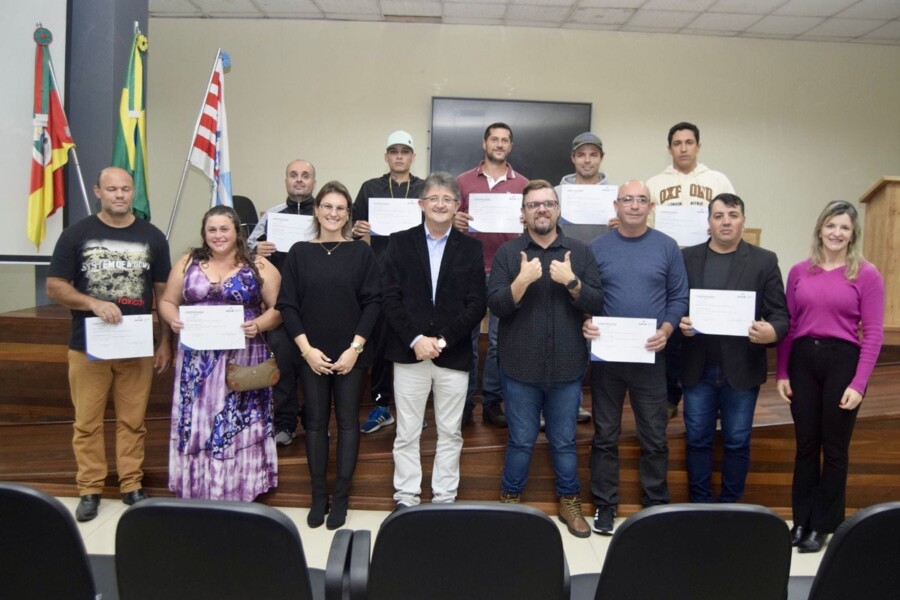 certificados-do-curso-de-instalacao-e-manutencao-de-aparelhos-de-refrigeracao-split-sao-entregues