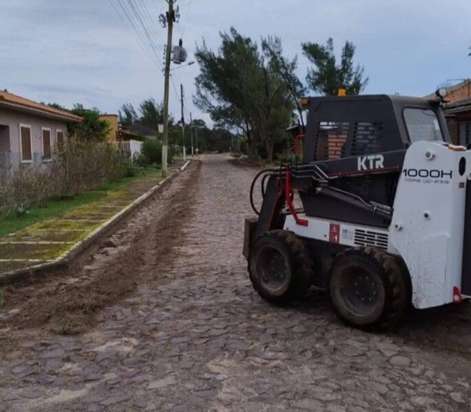 praia-do-barco-e-arroio-teixeira-recebem-manutencao-em-obras